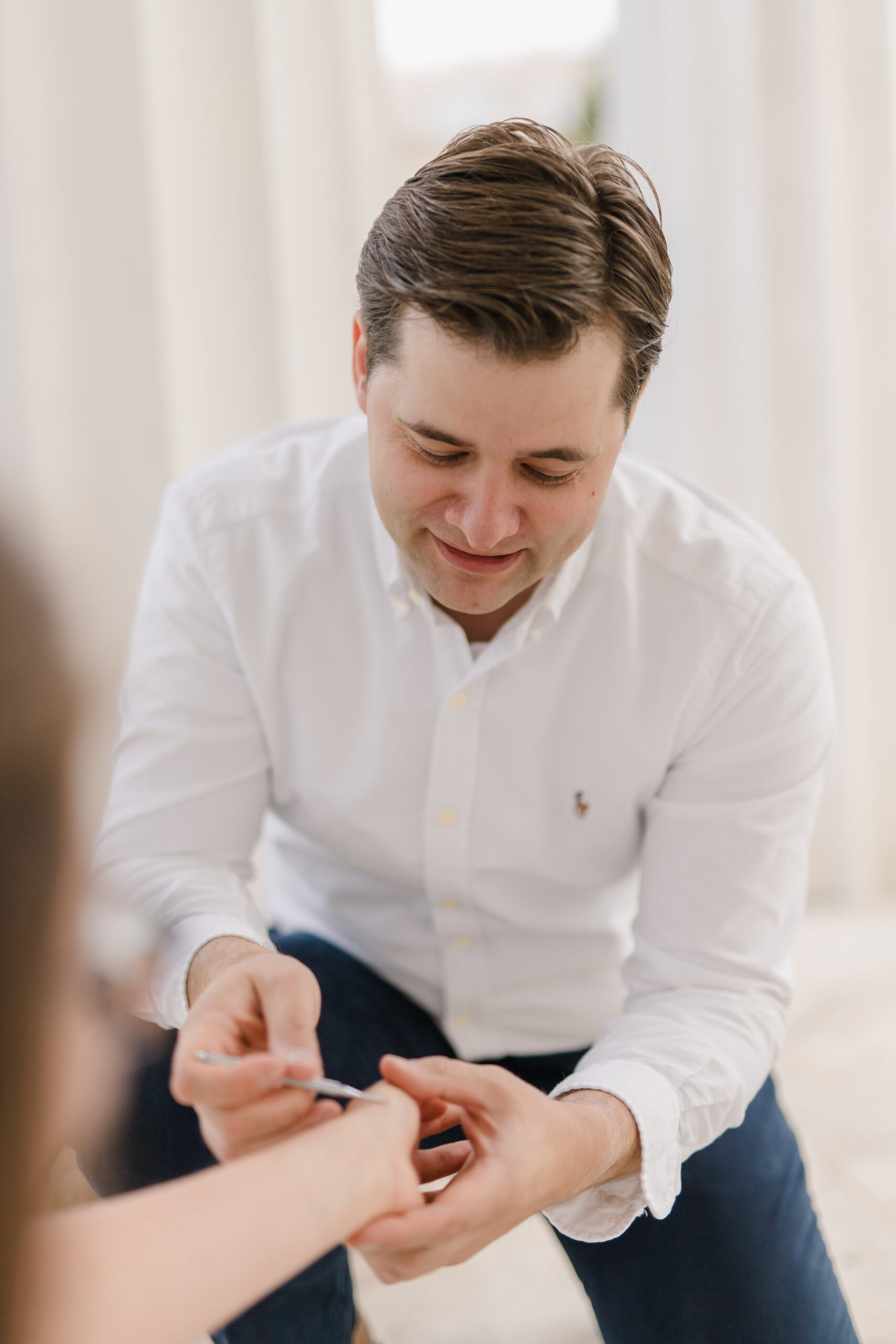 Dr. Kyrylenko untersucht einen einzelnen Finger auf Schnappen und Druckschmerz
